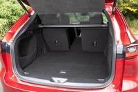 荷室の容量は570~1726リッター。トノカバーはテールゲートオープン時にも後方視界を遮らないよう考えられている。