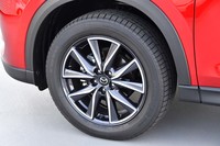 アルミホイールのサイズは19インチが標準。オプションとして17インチへのサイズダウン(タイヤ:225/55R19→225/65R17)も選択可能。