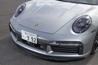 大きなロワグリルを持つフロントまわり。さらに下に見えるチンスポイラーは3分割の可動式で、走行モードに合わせて展開・格納される。