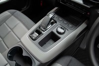 トランスミッションはアイシン・エィ・ダブリュ製の8段AT「EAT8」。ギアレシオはエンジン特性に合わせて相応に低められている。