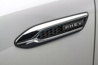 プラグインハイブリッド仕様から世に出た「マツダCX-60」だが、将来的には3リッター直6ガソリンエンジンと3.3リッターのクリーンディーゼルも追加される。