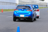 レーザーレーダーと単眼カメラを併用した検知センサーにより障害物を認識し、約10〜80km/hの範囲で自動ブレーキが作動する。