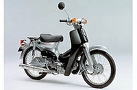 初代のスーパーカブC100日本仕様(上)と、5000万台目のスーパーカブ50ストリート仕様。ソバ屋の出前からちょっとこじゃれた街乗りまでをこなす万能の乗り物。ガソリン1リッターで130km以上も走るという超低燃費バイクでもある。