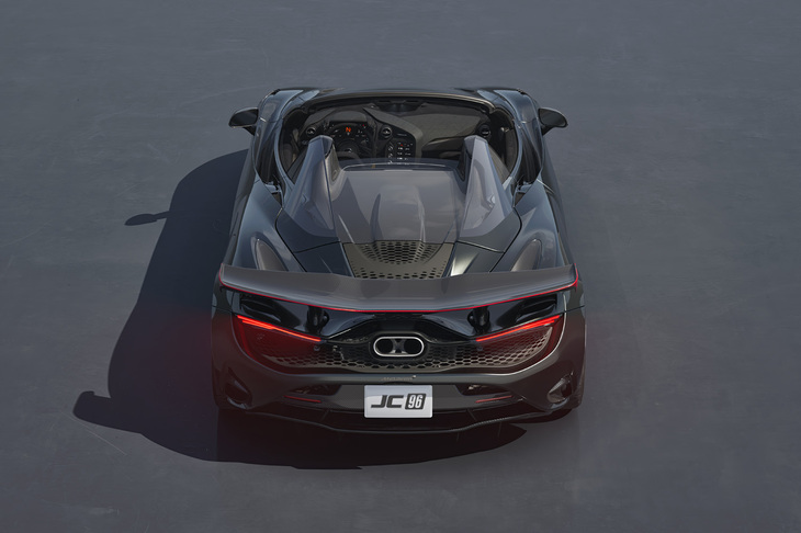 ステンレススチールスポーツエキゾーストシステムには、ナチュラルチタンエキゾーストフィニッシャーが備わる。