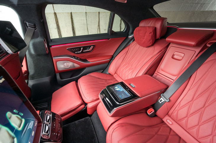 試乗車には、各種リラクゼーション機能やフットレスト付きのエグゼクティブシート(助手席側後席)などからなるオプションパッケージ「リアコンフォートパッケージ」と、リアエンターテインメントシステムが装備されていた。