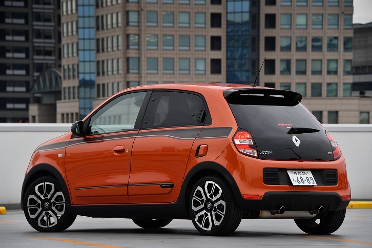 リアエンジンであることを強調するサイドエアインテーク(左後ろホイールアーチの上部に位置)やクロームデュアルエキゾーストパイプ、ブラックリアディフューザーなどがエクステリアをスポーティーに彩る。