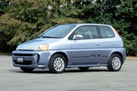 ホンダの燃料電池車「FCX」。平成14年(2002年)に国土交通大臣認定を取得し、同年12月に国内でのリース販売を開始した。ボディーサイズは全長×全幅×全高=4165×1760×1645mm。最高出力は82psで、水素ガス一充塡(じゅうてん)で355km走行できた。