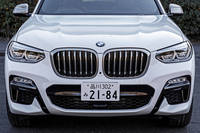 フロントエプロン(バンパー下部ボディー同色)やサイドスカート、ワイドホイールアーチなどのMプロデュースのエクステリアパーツを装備している。