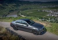 EQブーストと名付けられたベルト駆動のスターター/オルタネーターは、加速時にターボの過給圧が不十分な時間帯にエンジンをアシスト。同様のシステムを備えた2リッターエンジンモデルも追加される予定。