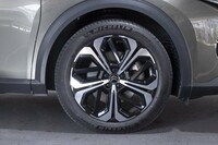 タイヤサイズ205/55R19の細身かつ大径なタイヤはスタイリングにも走りのよさにも寄与している。