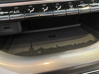 スマートフォンのワイヤレス充電パッドにはトリノ市街のシルエットが。