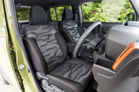 カモフラージュ柄のファブリック表皮が特徴的なシート。前席はセパレート式で、センターアームレストには収納ボックスが備わる。