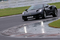 取材当日の袖ケ浦フォレストレースウェイは、ご覧のとおりの雨。テストカーも「これから世界巡業に向かうたった1台の試乗車」とのことで、限界を試すような走りはできなかった。