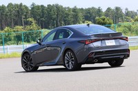 マイナーチェンジに際しては、すべての外装パネルを変更。全幅を30mm拡大するなどして、ロー&ワイドなたたずまいが強調されている。リアまわりでは、車体の左右端にまたがる一文字型のコンビランプが新しい。