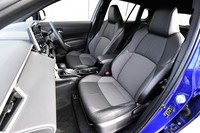 最廉価グレードを除き、「カローラ クロス」の前席はホールド性にこだわったスポーティーシートとなる。