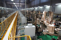 “グリーンタイヤ”を加熱・加圧するとともに、トレッドパターンなどのデザインを施す加硫工程。1日につき200本のタイヤを加硫する加硫機が、8本のラインにそれぞれ19機並べられている。