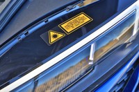 60km/h以上で作動するレーザーヘッドライトを標準装備。ライトユニットの上部にはレーザー光に対する注意書きが貼られている。