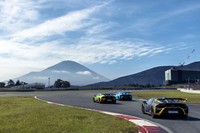 富士スピードウェイのレーシングコースで猛牛「ウラカンSTO」を駆る。この日筆者は289kmの最高速を確認したが、乗り手次第では300km/hオーバーもあり得たに違いない。