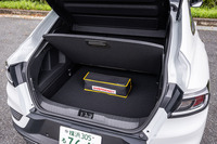 荷室容量は480リッター。床面は2段階に調整できる。写真は下段にセットした様子。床面を上段に移動すると、荷室開口部や前方に倒した後席背もたれと床面がほぼ同じ高さになり、大きな荷物の積み込みが容易になる。