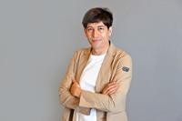 サッシャ
ラジオDJ/スポーツ実況/タレント
<愛車:テスラ・モデル3/BMW 320dツーリングMスポーツ>
ドイツ・フランクフルト出身。日本語、ドイツ語、英語のトライリンガル。ドイツ人の父と日本人の母の間にドイツで生まれ、小学校4年生の時に日本に移住。FMラジオ局J-WAVE『STEP ONE』ナビゲーター、日本テレビ系列『ズームイン!! サタデー』レギュラー、『金曜ロードショー』ナビゲーター。また、スポーツ実況アナウンサーとしてモータースポーツや自転車レース、Jリーグ、バスケットボール、ヨットレースなどでも活躍。