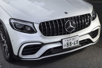 「メルセデスAMG GT」以外のモデルとしては初採用となるAMGパナメリカーナグリルを採用。フロントマスクの存在感を高めている。