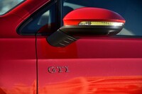 ドアパネルにあしらわれた「GTI」バッジ。これまでは、フロントフェンダーに板状のオーナメントが装着されていた。