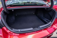 容量は未公表だが、「セダン」の荷室には67リッターのスーツケースを3個または9インチのゴルフバッグを2個収納できるとアナウンスされている。