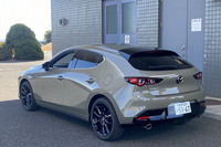 「マツダ3 XDレトロスポーツエディション」のボディーサイズは全長×全幅×全高=4460×1795×1440mm、ホイールベース=2725mm。太く力強いCピラーの造形は、キャビンとボディーが一体となった塊感を印象づける。