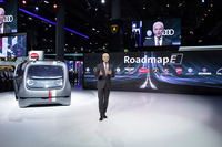 新たなe-モビリティー戦略「ロードマップE」を説明するマティアス・ミュラーCEO。