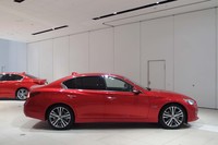 外装デザインの変更によってボディー全長は5mm短い4810mmとなったが、ホイールベースは従来型と変わらず2850mmのまま。写真のボディーカラーは「カーマインレッド」と呼ばれる特別塗装色。