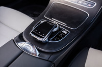 インフォテインメントシステムのコントロール部分。同時にマイナーチェンジを受けた「クーペ」は大型のフルタッチバッド式に変更されたが、「カブリオレ」では従来通りダイヤルとタッチパッドの併用式となる。