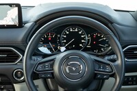 メーターパネルは3眼タイプ。ステアリングホイールのスポーク部には、多くの他モデルと同様に、カーオーディオやACCのスイッチ類が配置される。