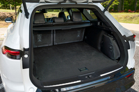 ラゲッジスペースの容量は570~1470リッター。後席格納時に前席背面との隙間を埋めるラゲッジ拡張ボードが備わっており、これを展開した際の荷室床面長は2mにも達する。