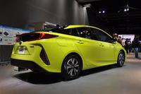 リアビュー。リアのオーバーハングは、リチウムイオンバッテリーを搭載する関係で、「プリウス」よりも延長されている。