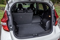 荷室床面は、2段階に調整可能。フロアボードを開口部と同じ高さ、または一段低く(写真の状態)設定できる。荷室床下には通常の12Vバッテリーが収容されている。