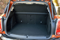 5人乗車時の荷室容量は、先代よりも100リッター多い450リッター。後席の背もたれを前方に倒すことで、さまざまな荷物の積載に対応する。(写真をクリックするとシートアレンジが見られます)