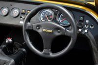 ステアリングホイールはご覧のとおりの小径で、アシスト機構も備わらないので操作はいささか重めとなる。オプションでスエードタイプのステアリングも用意される。