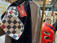 隠れた部分のおしゃれも徹底。パッチ同様、袋布(スレーキ)にもチェッカードフラッグが反復されている。