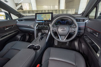 インテリアではダッシュボードとドアトリムに金属メッシュ調のダークレッドパイピングオーナメントを採用。装備類では最大1500W(AC100V)の外部給電システムや、床下透過表示機能付きのパノラミックビューモニターが標準で備わる。