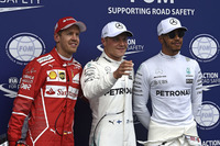 自身2度目のポールポジションを獲得したボッタス(写真中央)は、自身初のポール・トゥ・ウィンを達成。チャンピオンシップでもランキング2位のハミルトン(同右)の15点差、ポイントリーダーのベッテル(同左)に35点差まで迫ってきた。(Photo=Ferrari)
