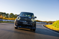 「スーパーONE」のプロトタイプをホンダのテストコースで走らせる。このカムフラージュは「デザイン部が力を込めた……」とのことだが、ジャパンモビリティショー2025で公開された車両はすでに艤装(ぎそう)が外れている。