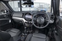 インテリアカラーは「ピアノブラック」がスタンダード。試乗車にはオプションの「シェ―デッドシルバーイルミネーテッド」がチョイスされており、各部がシルバー調でコーディネートされていた。