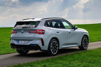 プレスラインのエッジを抑えた滑らかなボディーパネルが特徴。中央がくぼんだテールゲートの処理は「XM」に似ている。