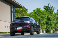 ボディーサイズは全長×全幅×全高=4120×1790×1550mmと、一般的な機械式駐車場を利用できる寸法に収められている。