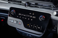 日産としては初めてのスイッチタイプとなる電制シフトセレクターを、エアコンの操作スイッチなどと同じパネルに集約。サイドブレーキのスイッチは、ステアリングコラム左下に配置されている。