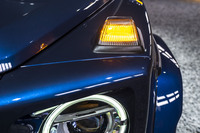 ボンネット先端のターンシグナルは衝突安全基準に抵触しないよう、衝撃を受けると落下する仕掛けに。これは改良前から変わっていない。