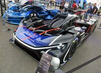 ルマン24時間レースの会場にて、水素技術の展示エリア「VILLAGE HYDROGENE」に展示された「GR H2レーシングコンセプト」(手前)と「アルペングロー」(奥)。2026年には、両モデルがグリッドで顔をそろえることになる?