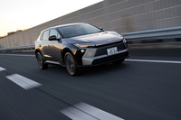 トヨタが改良型「bZ4X」を発売したのは2025年10月9日のこと。今回の試乗車は上位グレード「Z」の4WDモデル。