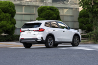 ボディーカラーはこの試乗車の「アルピンホワイト」に「ブラックサファイア」と「スペースシルバー」を加えた全3色。どれも無償で選べる。