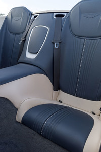 シートレイアウトは2+2。後席の背後にロールオーバー・プロテクションシステムが備わる。